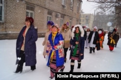 Украиндер "Коляда" жөрөлгөсүн жасоодо.