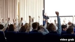 186нчы лицейда балаларны "Мин — урыс!" дип кулларын күтәрергә мәҗбүр итәләр