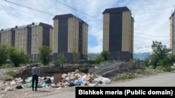 Бишкектеги курулуш компаниялары салып жаткан үйлөр жана анын жанындагы таштандылар. Мэрия тараткан сүрөт.
