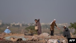 په اسلام اباد کې له لسیزو راهیسې افغانان په خامو کورونو کې اوسي - پخوانی انځور.