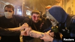 დემონსტრანტი, რომელსაც აქციაზე მარჯვენა თვალი დაუზიანდა. იგი კლინიკაში გადაიყვანეს.