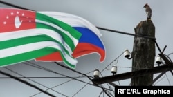 დე ფაქტო აფხაზეთისა და რუსეთის დროშები. ილუსტრაცია
