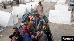 په چمن کې یوشمېر افغان کډوال په لارۍ کې سپاره دي او سپین بولدک ته د اوښتو په انتظار دي - د نومبر څلورمې انځور.