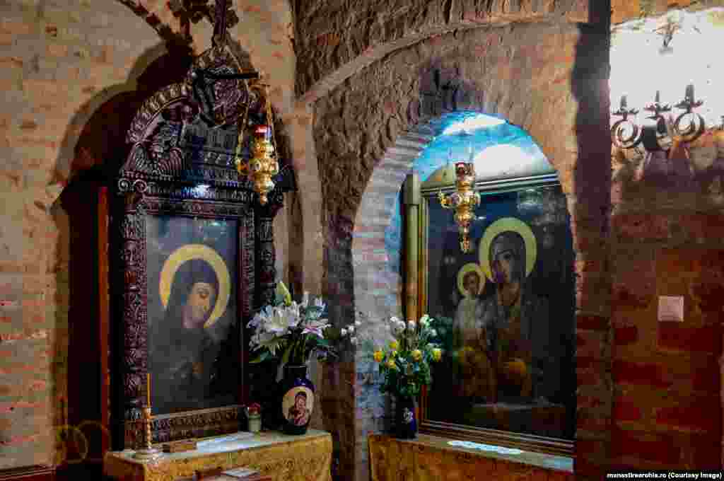 Icoană a Fecioarei Maria de la mănăstirea Rohia, jud. Maramureș, una din icoanele din Transilvania considerate de creștinii ortodocși &bdquo;făcătoare de minuni.&rdquo; Situată într-un peisaj deosebit, mănăstirea Rohia este locul unde a intrat în călugărie avocatul, politologul și scriitorul evreu Nicolae Steinhardt. Cartea sa,&nbsp;&bdquo;Jurnalul fericirii&rdquo; este o capodoperă a memorialisticii, în care îmbină relatări din detenția suferită în timpul comunismului, cu numeroase incursiuni și trimiteri istorice, politice și culturale.&nbsp; &bdquo;Jurnalul Fericirii&rdquo; a reprezentat pentru mulți, la începutul anilor '90 (re)întâlnirea cu marea cultură și istoria necenzurată. Nicolae Steinhardt a fost coleg de celulă la Aiud, Gherla, Jilava cu elita politică, militară și academică a României libere, închise din cauza ocupației sovietice.&nbsp; &nbsp;