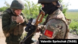  Militari ruși pe linia de apărare de la granița districtului Yasinovataya, lângă zona industrială Avdeyevka. Valentin Sprinchak/TASS