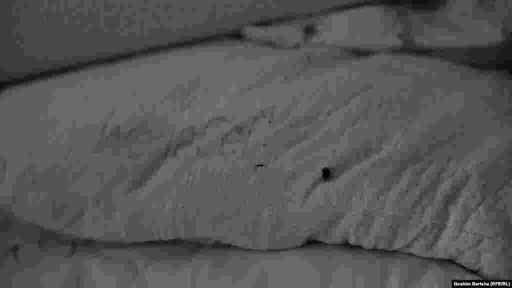 Gjendja e çarçafëve dhe jastekëve të pacientëve në Klinikën e Psikiatrisë.