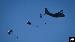 Padobranci iskaču iz aviona na vježbi rumunske mornarice, američkih i NATO-ovih snaga kod Mahmudije, Rumunija, 30. marta 2023.