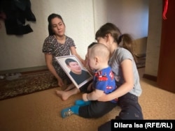 Ырысты Дәуірбаева мен балалары. Үлкен қызы үйдің кенжесіне Қаңтар оқиғасында Шымкентте оққа ұшқан марқұм әкелері Нұрлыбек Асылбековтың суретін көрсетіп отыр. 19 сәуір, 2023 жыл