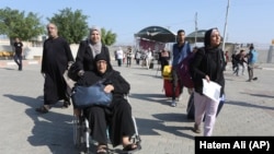 Рафах өткөрмө бекетине багыт алган палестиндер. 1-ноябрь, 2023-жыл.