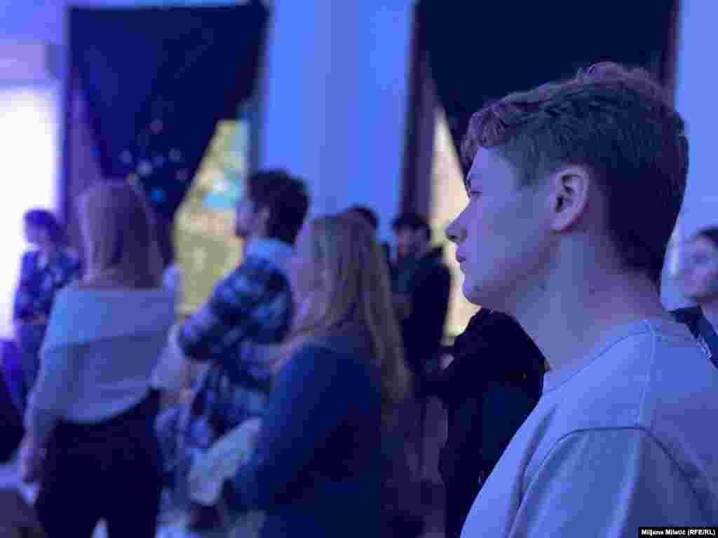 Na izložbi su prikazani video-intervjui koje su učesnici sami vodili "U paru", kao i fotografije nastale u okviru kampa mobilnosti i kulturne razmene održanog u Prizrenu u septembru 2023.