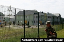 აფხაზეთში, გუდაუთის სამხედრო ბაზის ტერიტორიაზე, 2014-2020 წლებში 35-ზე მეტი საცხოვრებელი სახლი აშენდა სამხედრო მოსამსახურეებისთვის. ახლად აშენებულ კორპუსებში 540 ერთ-, ორ- და სამოთახიანი ბინებია, რომლებიც ჯარისკაცებს ავეჯით და ტექნიკით აღჭურვილი გადაეცათ.