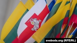 Герб «Пагоня» на беларускім нацыянальным сьцягу разам зь дзяржаўнымі сьцягамі Літвы. Ілюстрацыйнае фота