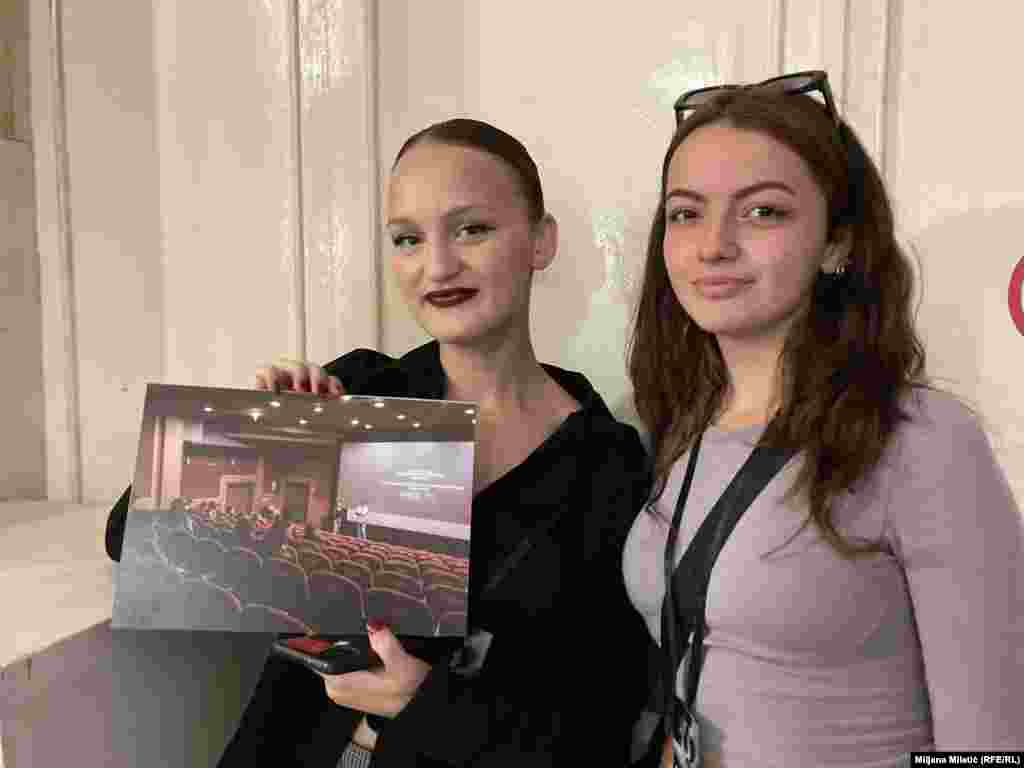 Albulena Caka i Rita (Rrita) Dani su gošće sa Kosova. Učestvuju u projektu "Budućnost je ovde" (Future is Here) i njihovi dokumentarci biće prikazani u Beogradu. "Svi imaju predrasude o nečemu, to je normalno, ali ne treba dozvoliti da te predrasude utiču na bilo šta drugo", kaže Rita.