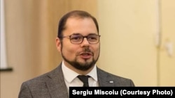 Politologul Sergiu Mișcoiu crede că suspendarea lui Klaus Iohannis ar veni prea târziu în economia alegerilor prezidențiale.