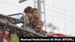 په لواړګي کې یوشمېر افغان ماشومان د لارۍ پر سر ناست دي او هېواد ته د ستنېدو انتظار باسي - د نومبر لومړۍ نېټې انځور.