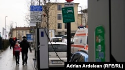 Unul dintre motivele reticenței românilor față de cumpărarea unei mașini electrice este lipsa unei rețele suficiente de stații de încărcare. Specialiștii spun că rețeaua din România este la un nivel rezonabil.