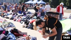 Курск мамлекеттик циркинде гуманитардык жардам таратып жаткан адам, 20-август, 2024-жыл.