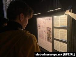 Посетител го разгледува победничкиот проект