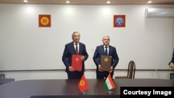 Ориф Ходжазода, председатель Госкомитета по землеустройству и геодезии Таджкистана и  Специальный представитель кабинета министров Кыргызстана по вопросам границ Назирбек Борубаев подписали итоговый протокол 