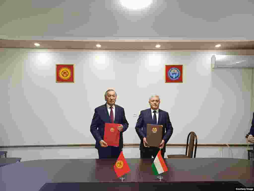 Ботканд, 17-ми ноябр: Назирбек Борубоев, намояндаи девони вазирони Қирғизистон дар мавриди таъйину нишонагузории марз ва Ориф Хоҷазода, раиси Кумитаи замин ва геодезии Тоҷикистон дар зери протоколи поёни ҷаласа имзо гузоштанд&nbsp;