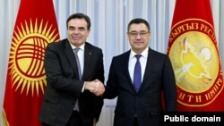 Еврокомиссиянын вице-президенти Маргаритис Скинас (солдо) жана Кыргызстандын президенти Садыр Жапаров. Бишкек. 15-январь, 2024-жыл