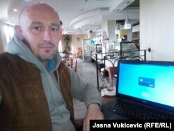 "Bota e qytetëruar duhet ta çarmatosë Rusinë", beson Damir Zainullin. Fotografi e bërë në Budvë më 1 mars 2023.