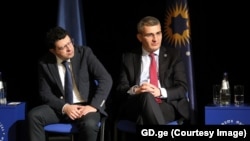 დეპუტატი დიმიტრი სამხარაძე (მარცხნივ) უმრავლესობის ლიდერ მამუკა მდინარაძესთან ერთად