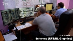 Punonjësit e qytetit të Potlavës duke monitoruar rrugët përmes kamerave vëzhguese.