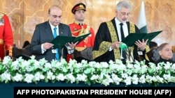 د پاکستان چیف جسټس قاضي فایز عیسا (ښي لوري ته) د مارچ پر ۱۰مه اصف علي زرداري ته د ولسمشرۍ سوګند ورکوي.