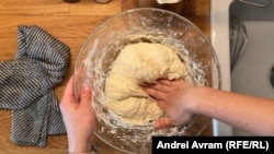 Pâinea cu maia, făcută, frământată și coaptă în casă, are mare succes în rândul publicului tânăr, care locuiește la oraș.