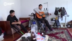 У Белека нет ног, Рустам  прикован к коляске, но они работают: лежа шьют изделия из кожи