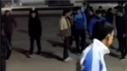 'Mekdep, köçe arasyndaky uruş'. Türkmen ýaşlarynyň arasynda köçe toparlarynyň 'meşhurlygy' artýar