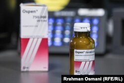 Fotografitë e antibiotikëve të blerë pa recetë nga ekipi i Radios Evropa e Lirë në dy barnatore në Prishtinë, Kosovë.