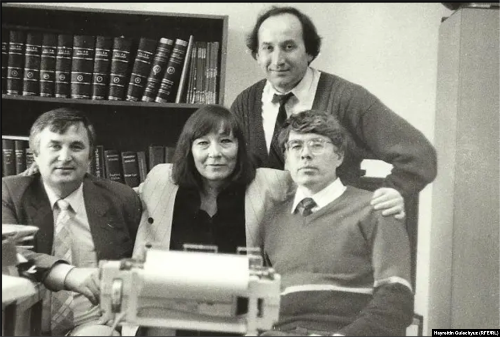 Сулдан уңга: Римзил Вәли, Фәридә Хәмит, Тәүфыйкъ Әйди. Басып тора Хәйретдин Садыйк