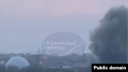 Saq rayonındaki Uyutnoye şeerinde patlavdan soñ duman sütüni