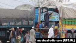 په لواړګي کې دیوشمېر افغانان په ګاډي کې د سپرېدو لپاره ورروان دي - د نومبر لومړۍ انځور.