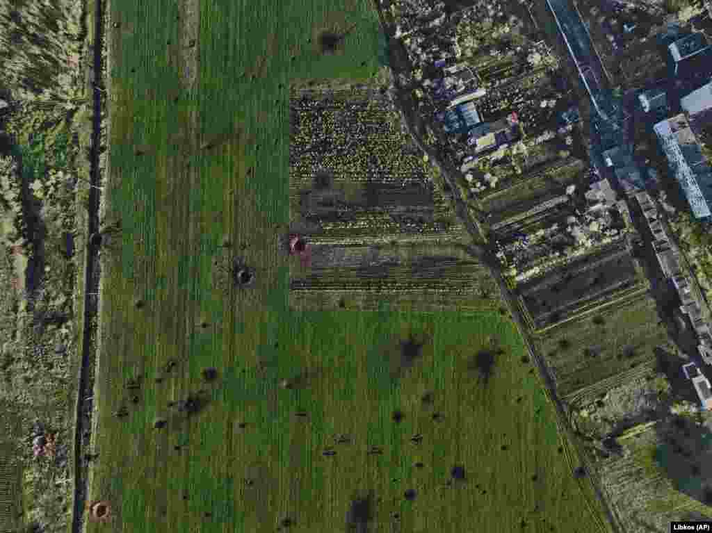 Peisaj plin de craterele bombelor de pe câmpurile agricole de la maginea Bahmutului. Serhi Cerevati, purtătorul de cuvânt al forțelor militare din estul Ucrainei, a declarat la 26 aprilie că forțele rusești au atacat de 324 de ori în ultimele 24 de ore folosind artileria și lansatoare de rachete multiple.