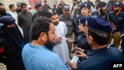 په کراچۍ کې پولیس د افغان کډوالو اسناد ګوري - انځور له ارشیفه 