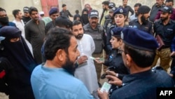 عفو بین‌الملل از پاکستان خواسته است تا به وضعیت بلاتکلیفی بیش از ۲.۱ میلیون مهاجر افغان پایان دهد و امکانات لازم را برای همه مهاجران مهیا کند.