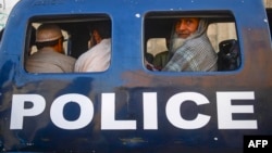 په کراچۍ کې پولیس یوشمېر نیول شوي افغانان تاڼې ته لېږدوي - انځور له ارشیفه.