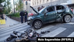 ფოტოზე ასახულია თბილისში მომხდარი ავტოსაგზაო შემთხვევა 2023 წლის 13 ოქტომბერს 