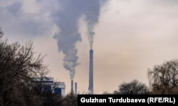 Бишкек жылуулук борборунан чыккан түтүн (архив).