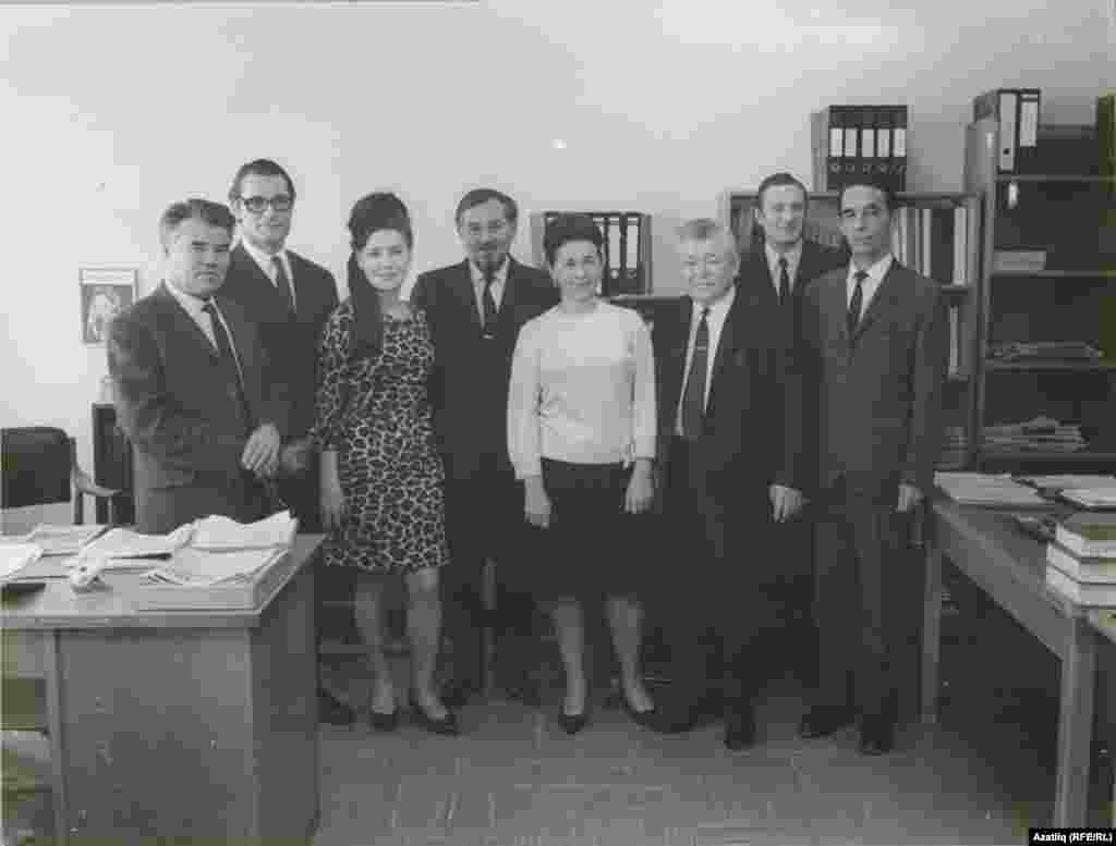 Азатлык радиосы хезмәткәрләре. Сулдан уңга:&nbsp;Фатыйх Исхакый, Гариф&nbsp;Солтан,&nbsp;Хәлимә Шахмай, Штрумпф исемле хезмәткәр дип фаразланган кеше,&nbsp;Рокыя Вафалы,&nbsp;Шиһабетдин Нигъмәти,&nbsp;Фәрит Аги, Гали Акыш. Мүнһен, 1973 ел