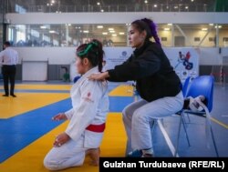 Килемге чыгууга даярданып жаткан балбан кыздар.