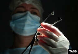 ექიმი გინეკოლოგიური განყოფილების საოპერაციო ოთახში, არქივის ფოტო