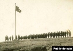 Подъем флага СССР на острове Врангеля членами экипажа канонерской лодки "Красный Октябрь". 20 августа 1924 года