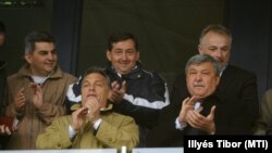 Székesfehérvár, a Sóstói Stadion díszpáholya, 2010. május 19. Orbán Viktor, akkor leendő miniszterelnök, Csányi Sándor, az OTP Bank Nyrt. elnök-vezérigazgatója, MLSZ-elnökjelölt (j2). A háttérben Mészáros János, Mészáros Lőrinc, Hernádi Zsolt, a Mol Nyrt. elnök-vezérigazgatója. 