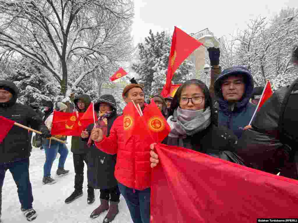 Бишкектеги Максим Горький атындагы гүлбакта мамлекеттик тууну өзгөртүүгө каршы митингге&nbsp;50дөй киши топтолду. Чогулгандар "Тууга тийбе" жана "Афтандилге боштондук" деп ураан чакырышты.&nbsp;