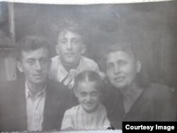 Ревека Рыскина с мужем и детьми в Ленинграде после войны