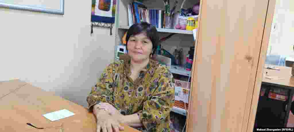 Көпчүлүк өнөр адамдары негизи өз тармагынан алыстагысы келбейт. Бирок ошол эле учурда азыр кымбатчылык өкүм сүрүп турат. Бирок Гүлмира айым "Азыр иштеген тиштейт дегендей, жакшы иштесем жакшы эле каражат табам" дейт.